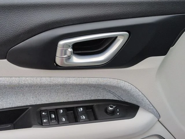 Used 2022 White Jeep Latitude image 13