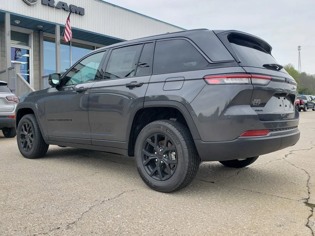 New 2026 Baltic Gray Metallic Clear-Coat Exterior Paint Jeep Laredo Altitude image 6