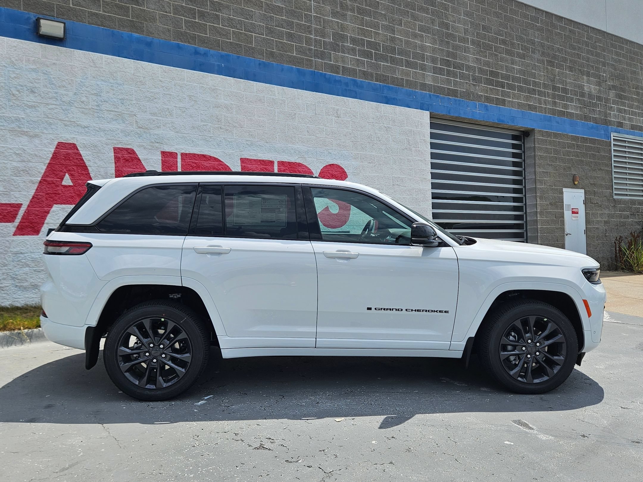 New 2026 Bright White Clear-Coat Exterior Paint Jeep Limited Reserve image 8