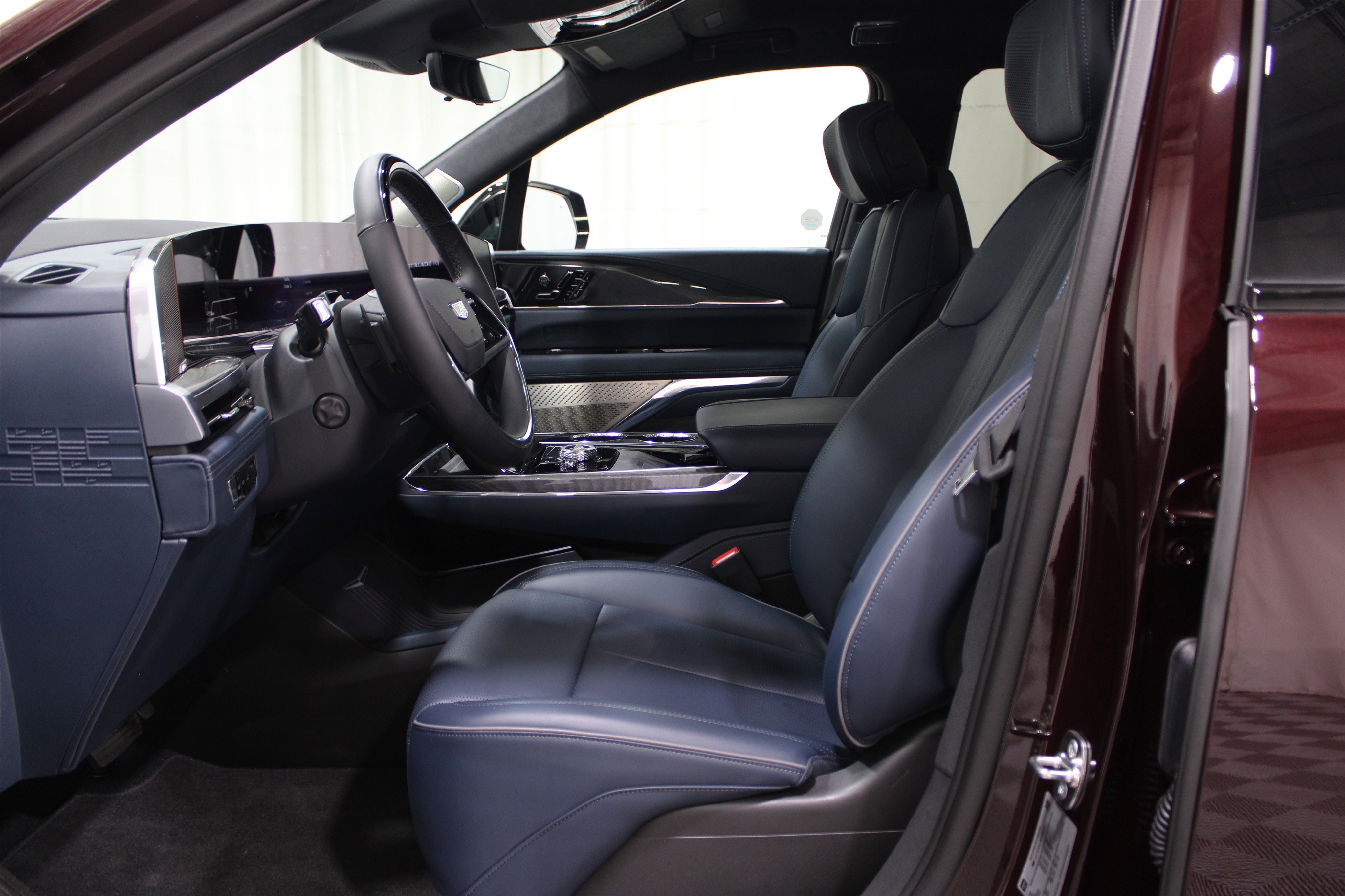 2025 Cadillac Escalade IQ Luxury photo 3