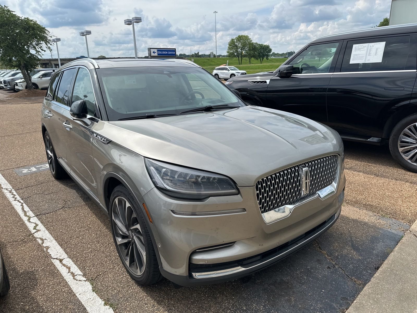 Used 2023 Beige Lincoln Reserve image 3