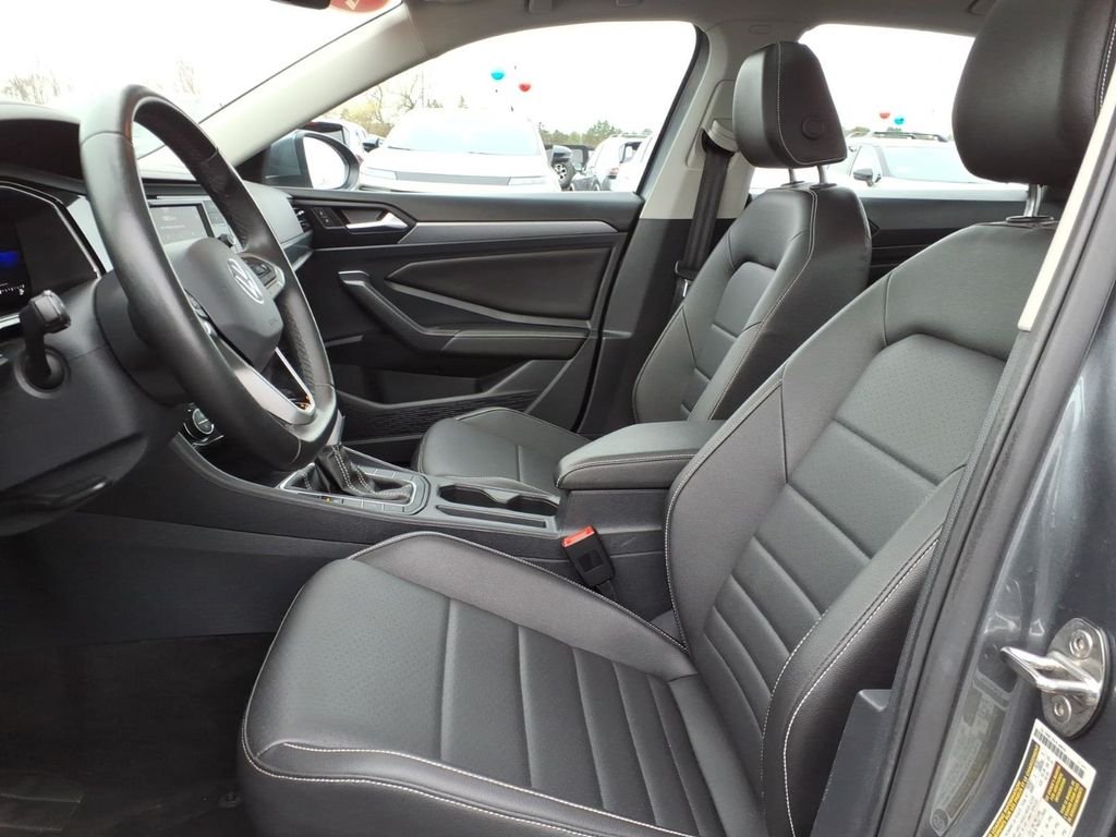 Used 2024 Platinum Gray Metallic Volkswagen 1.5T SE W/SUNROOF & HEATED SEATS image 27