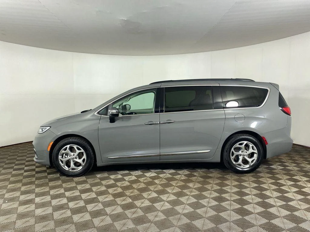 Used 2023 Ceramic Gray Clearcoat Chrysler Limited image 4