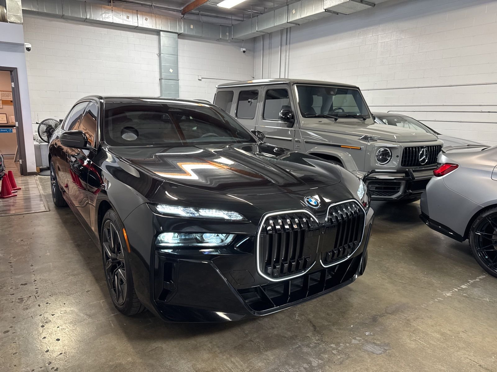 Used 2025 Black BMW xDrive60 image 3