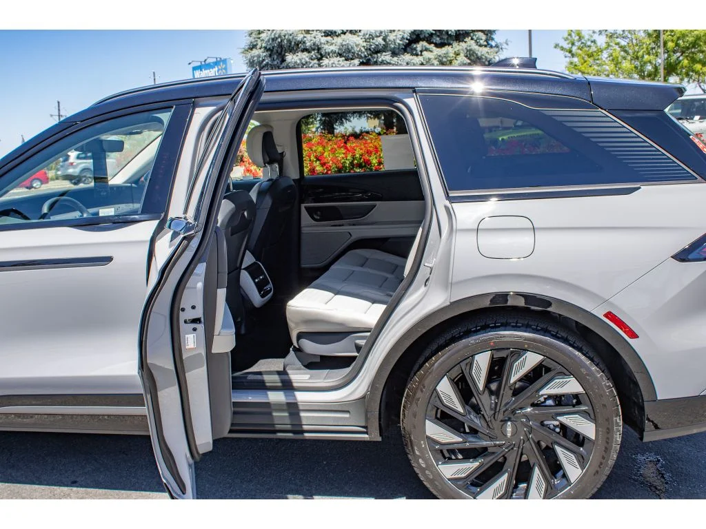 New 2026 Gray Matter Metallic Clearcoat Lincoln Reserve image 15