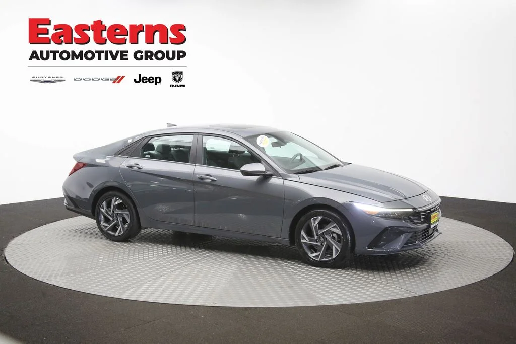 Used 2025 Gray Hyundai SEL Convenience image 48