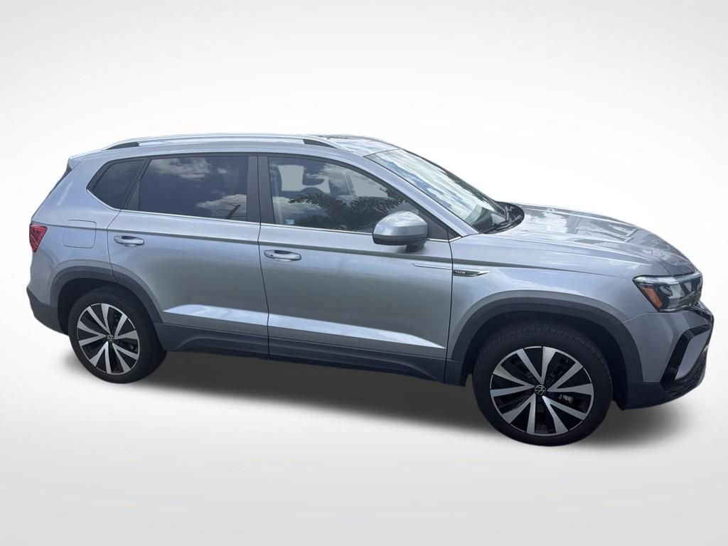 Certified Used 2022  Volkswagen 1.5T SE image 3