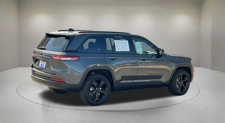Used 2023 Gray Jeep Altitude X image 5