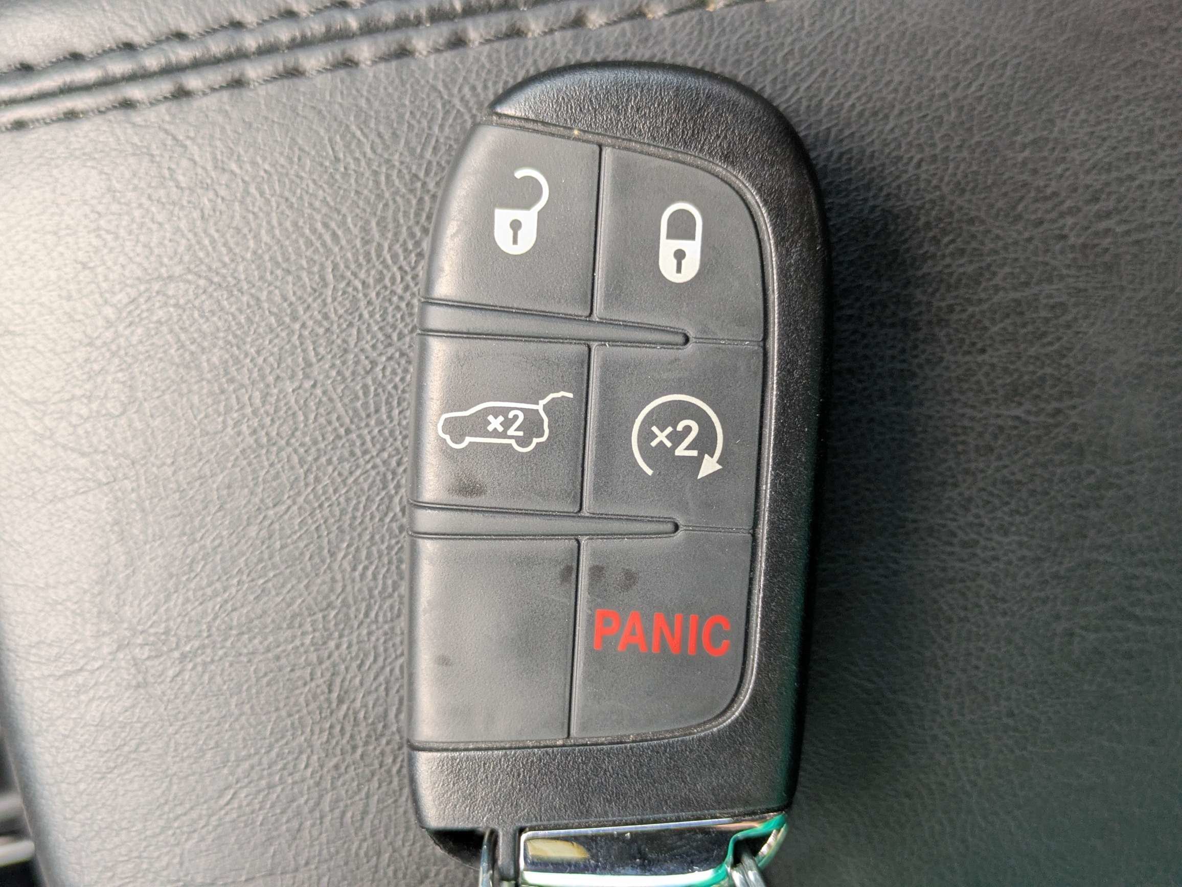 Used 2025 Red Hot Pearlcoat Jeep Latitude image 36