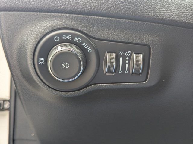 Used 2021 White Jeep Latitude image 12