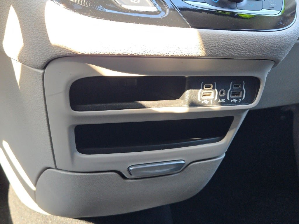 Used 2024 Black Chrysler Select image 27