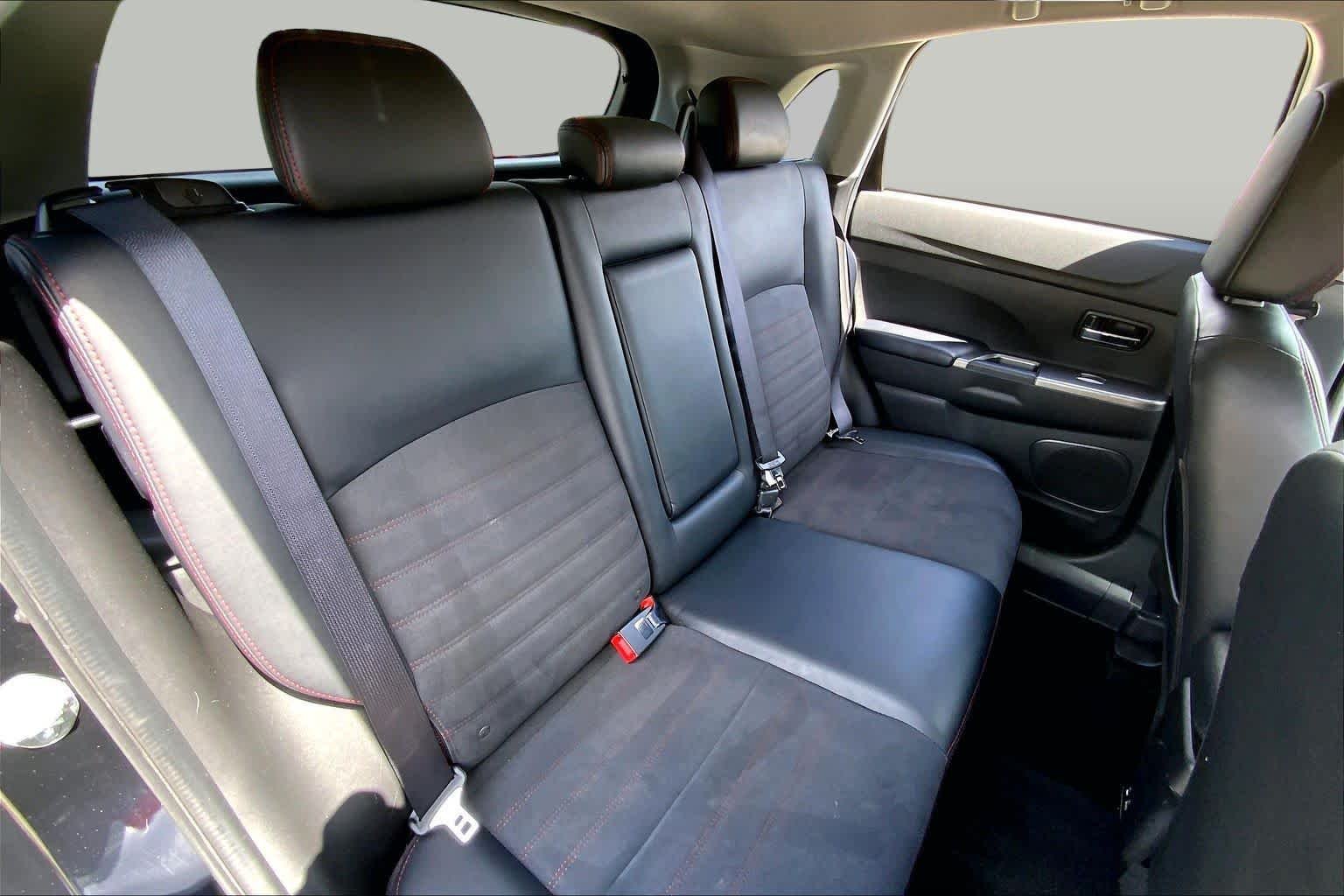 Used 2024 Labrador Black Pearl Mitsubishi SE image 19