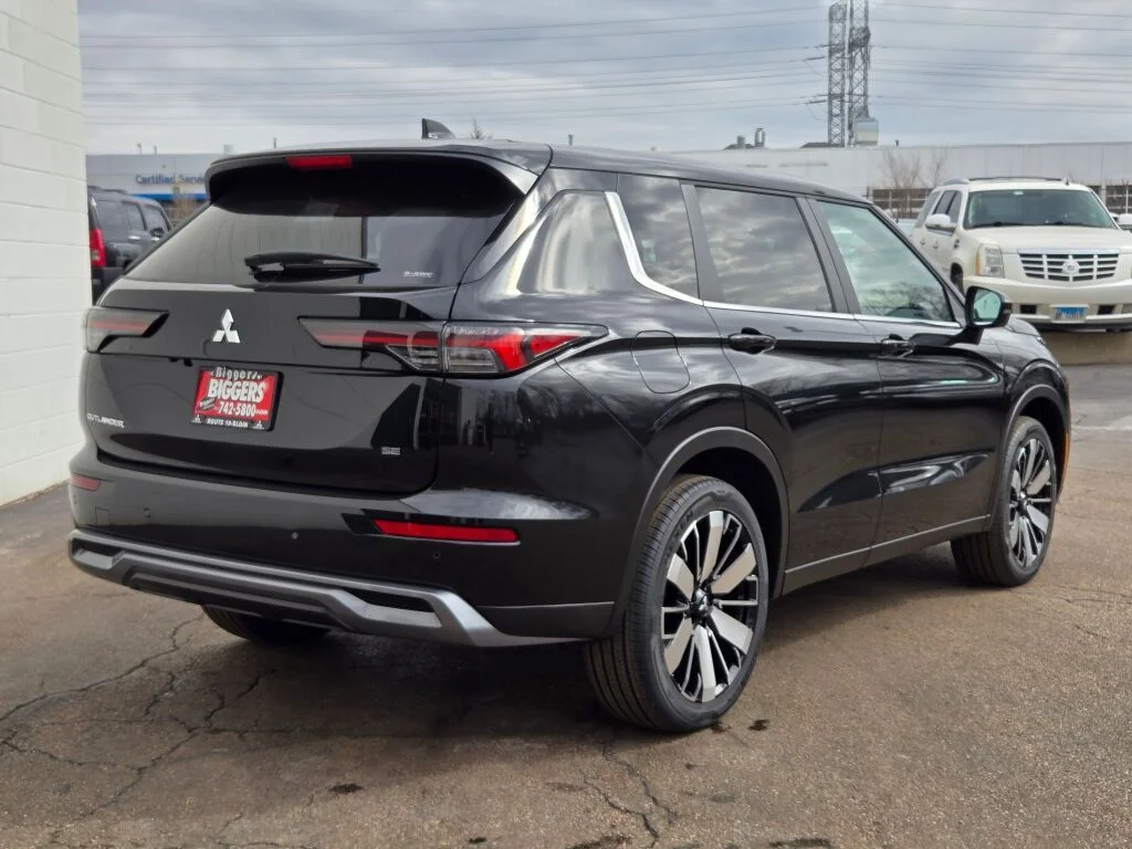 New 2026 Black Mitsubishi SE image 11
