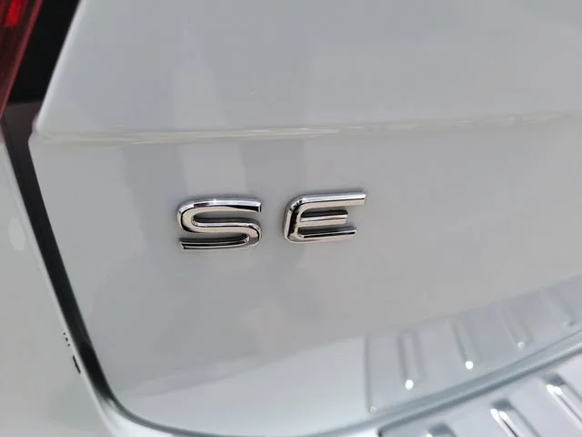 Used 2022  Volkswagen SE R-Line Black image 9