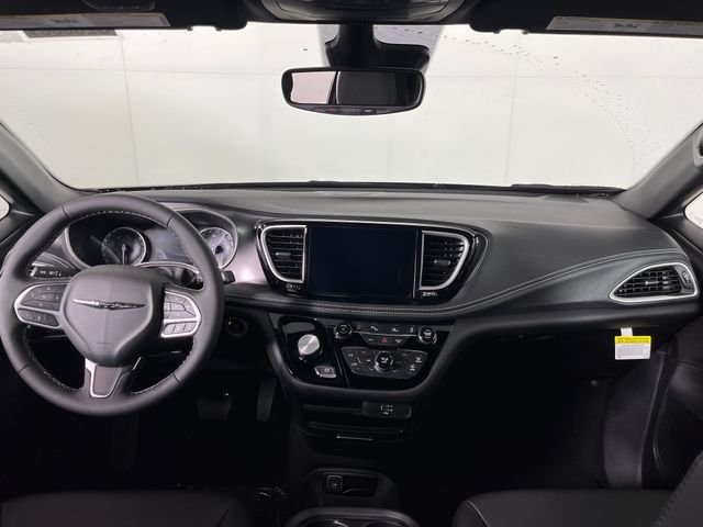 New 2026 Bright White Clear-Coat Exterior Paint Chrysler Select image 9