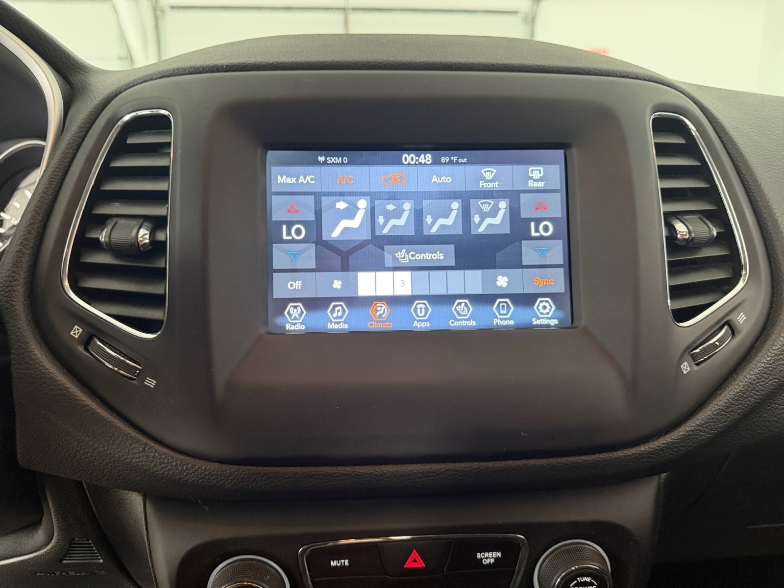 Used 2019 Diamond Black Crystal Pearlcoat Jeep Latitude image 20