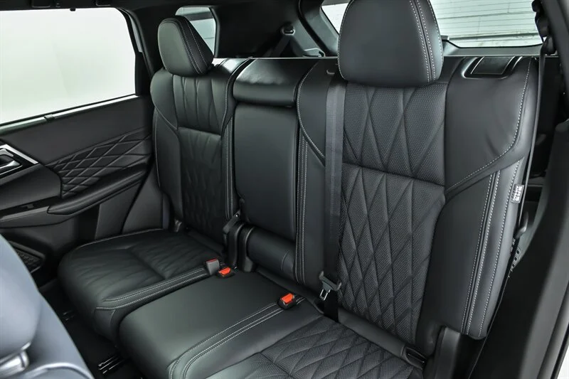 New 2026 White Diamond w/ Black Roof Mitsubishi Black Edition image 15