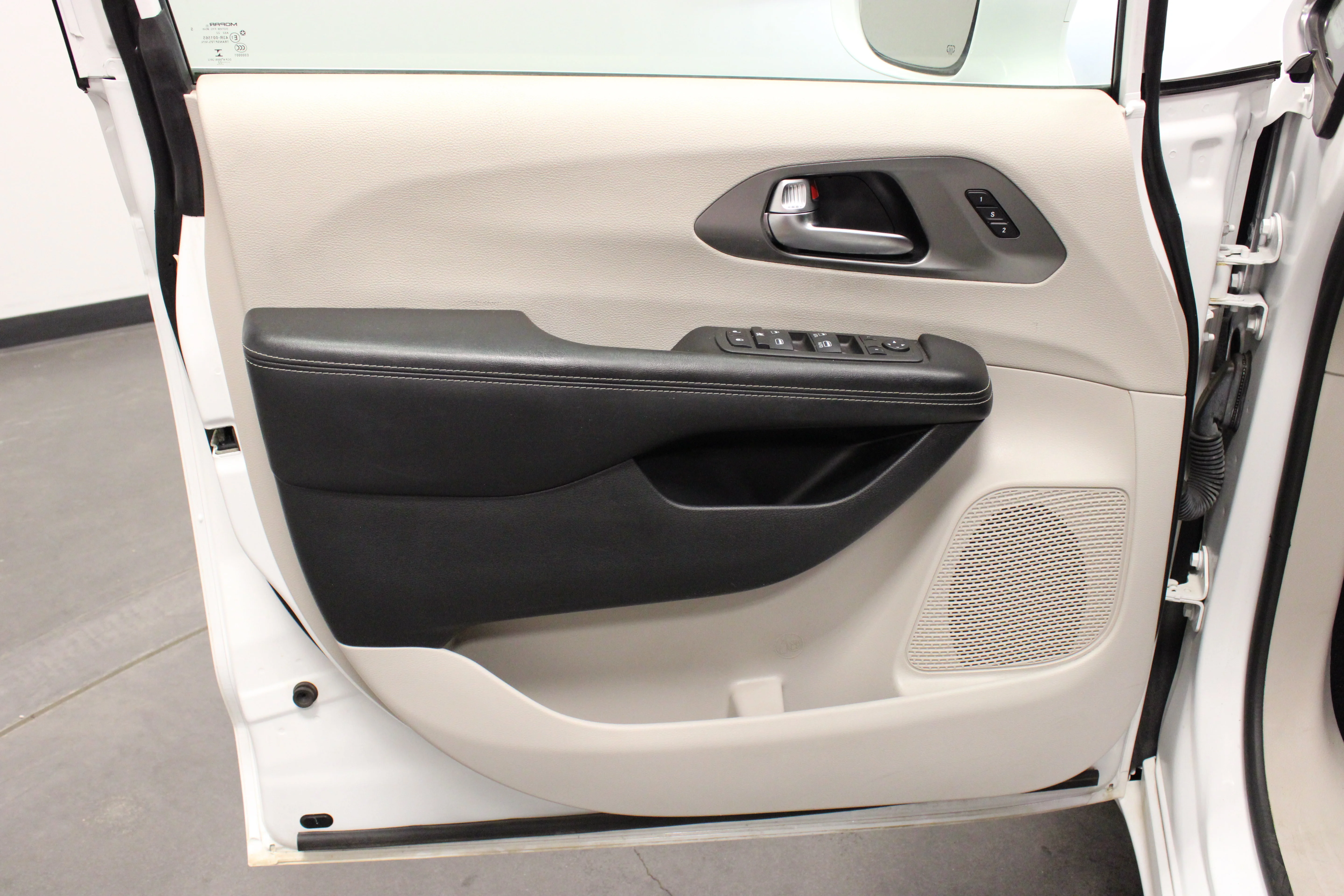 Used 2022 Bright White Clearcoat Chrysler Touring L image 19