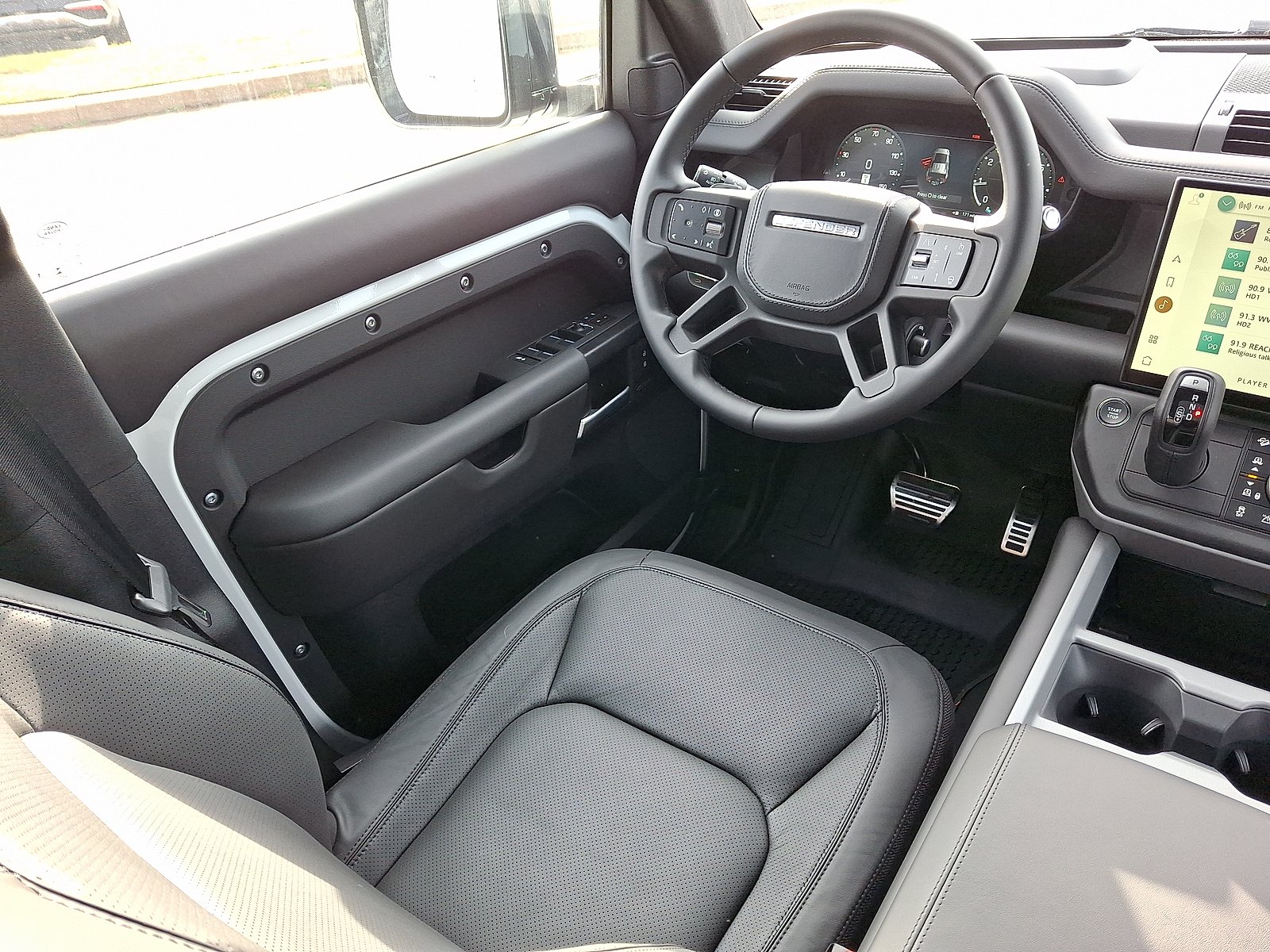 2026 Land Rover Defender V8 - Photo 12