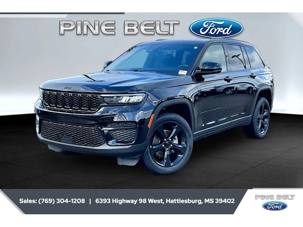 Used 2022 Diamond Black Crystal Pearlcoat Jeep Altitude image 5