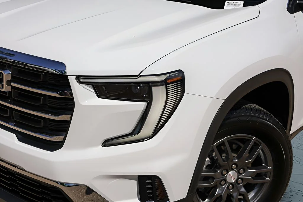 Used 2025 White GMC Elevation image 3