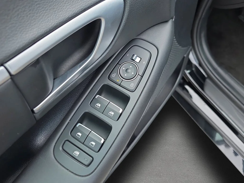 Used 2024 Onyx Black Hyundai SEL image 18