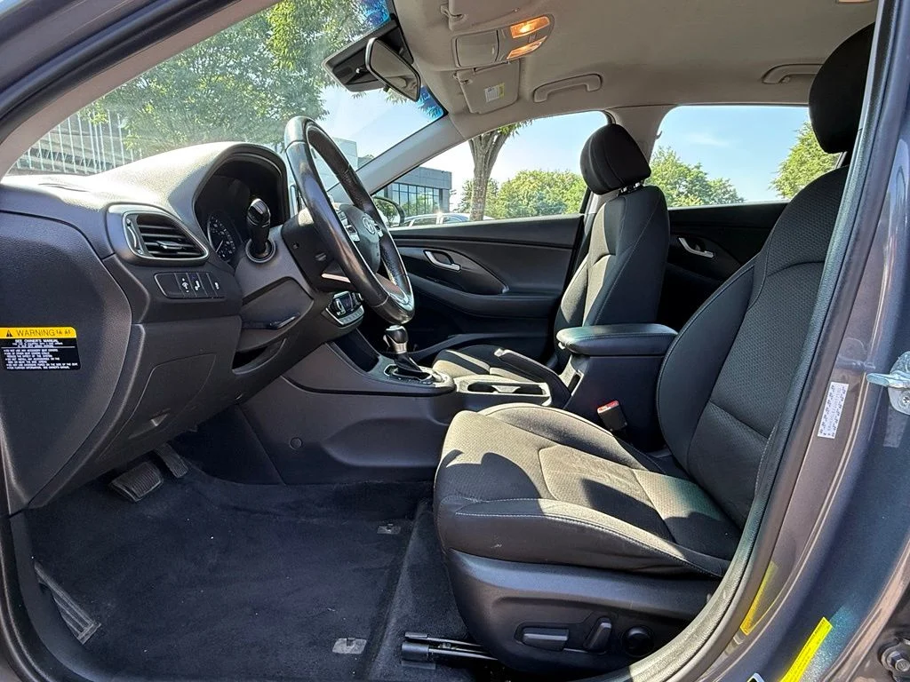 Used 2018 White Hyundai Base image 18