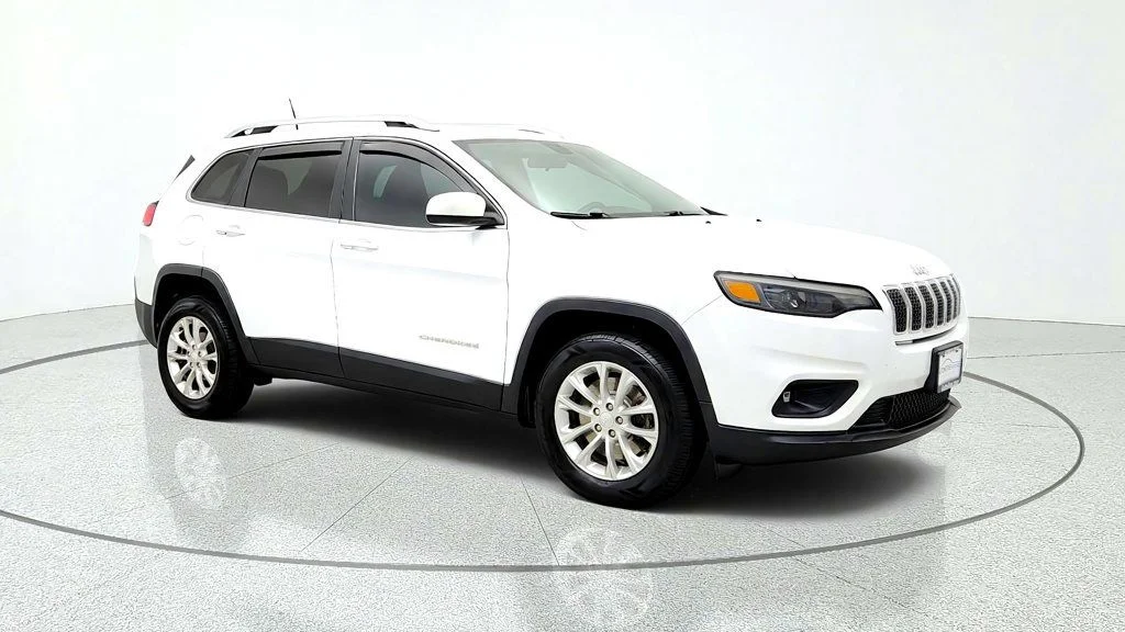 Used 2019 Bright White Clearcoat Jeep Latitude FWD image 3