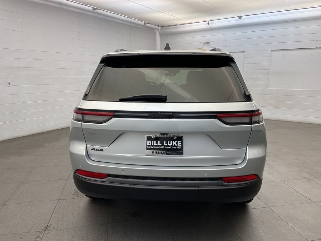 New 2026 Silver Zynith Exterior Paint Jeep Altitude image 4