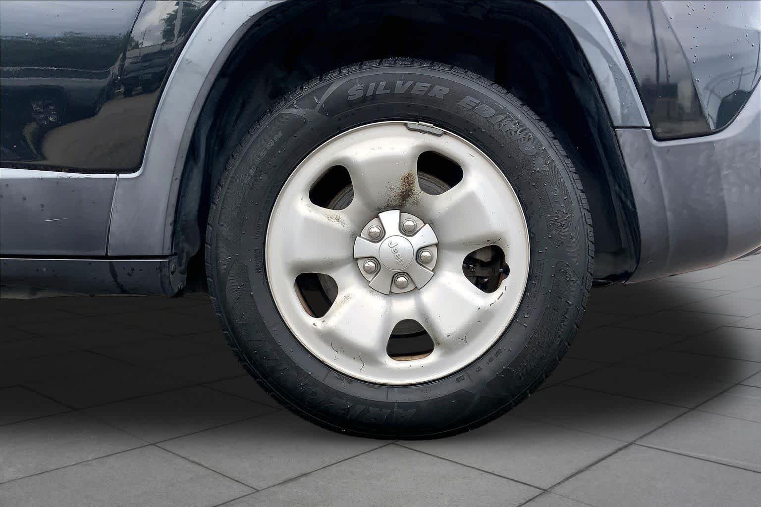 Used 2014 Brilliant Black Crystal Pearlcoat Jeep Sport image 9