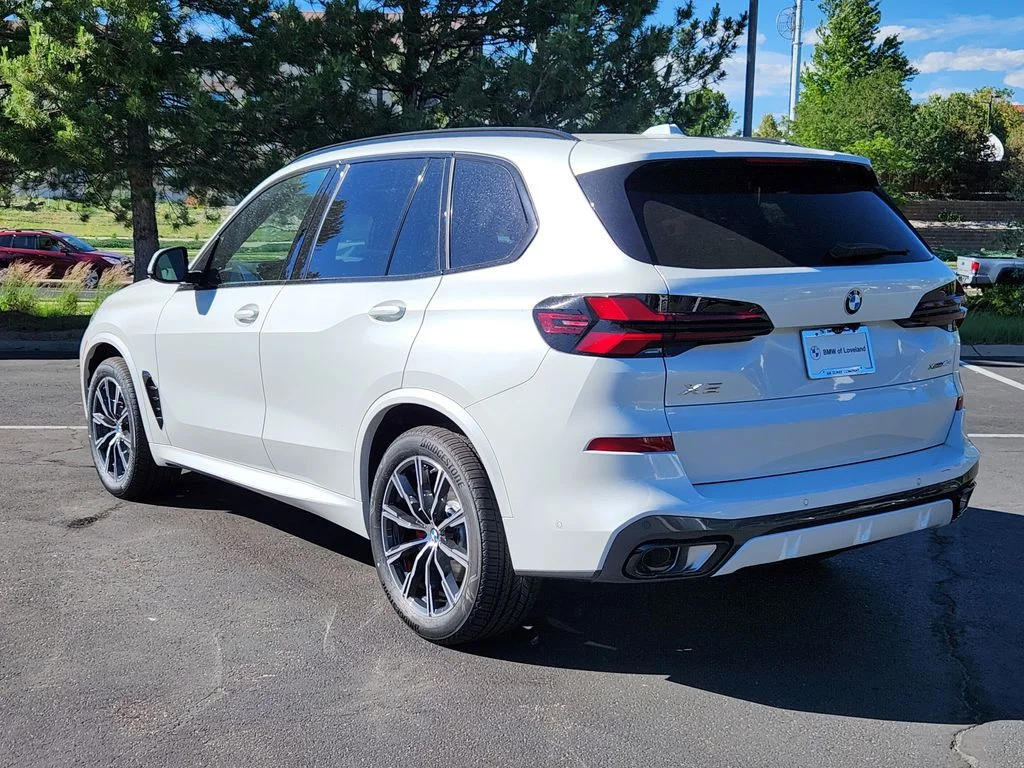 New 2026 Mineral White Metallic BMW xDrive40i image 3