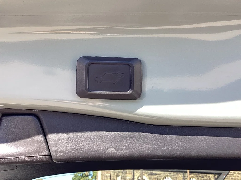 Used 2020  Toyota XLE Premium image 32