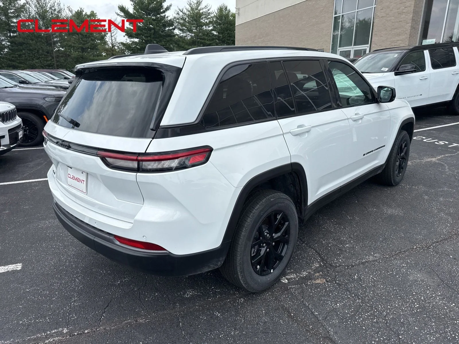 New 2026 Bright White Clear-Coat Exterior Paint Jeep Altitude image 14
