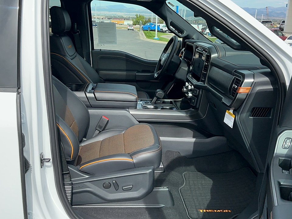 New 2026 Oxford White Ford Tremor image 12
