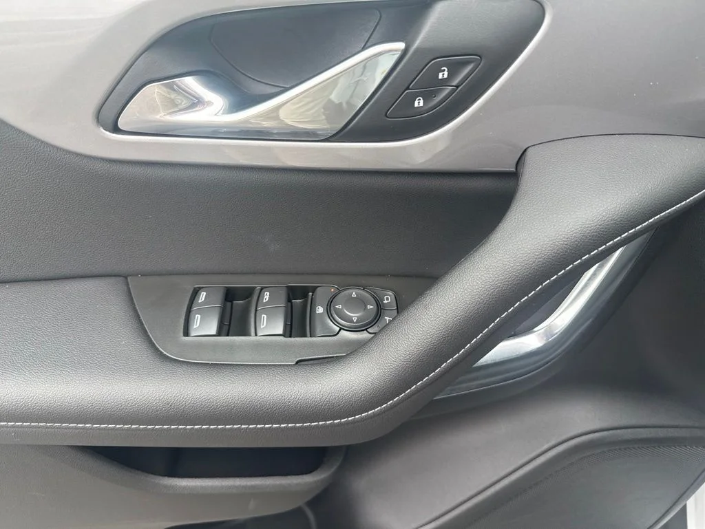 Used 2025 White Chevrolet LT image 29