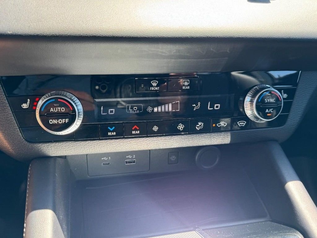 Used 2024  Mitsubishi  image 18