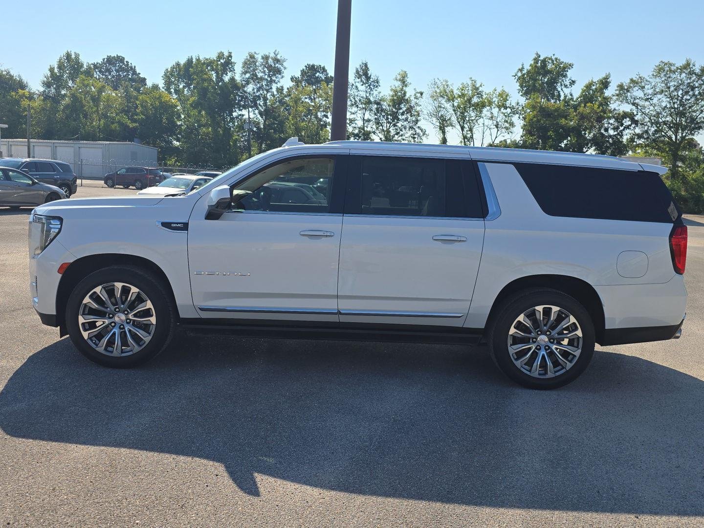 Used 2021 White Frost Tricoat GMC Denali image 10