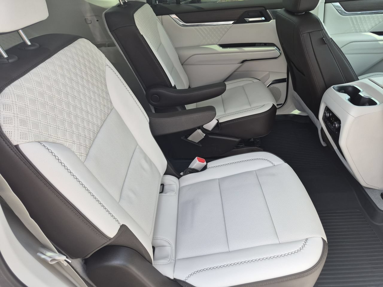 Used 2025 White Frost Tricoat GMC Denali image 25