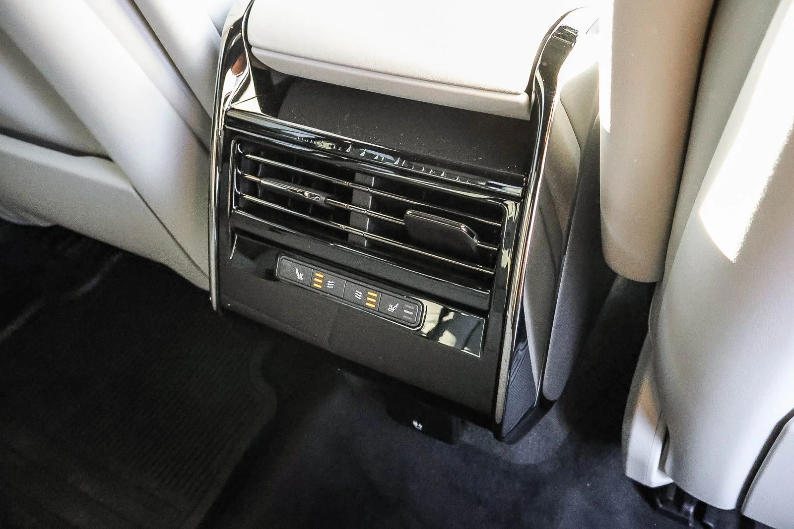New 2026 Borasco Grey Land Rover SE image 21