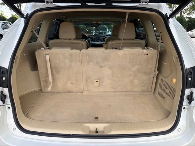 Used 2015 White Toyota XLE V6 image 18