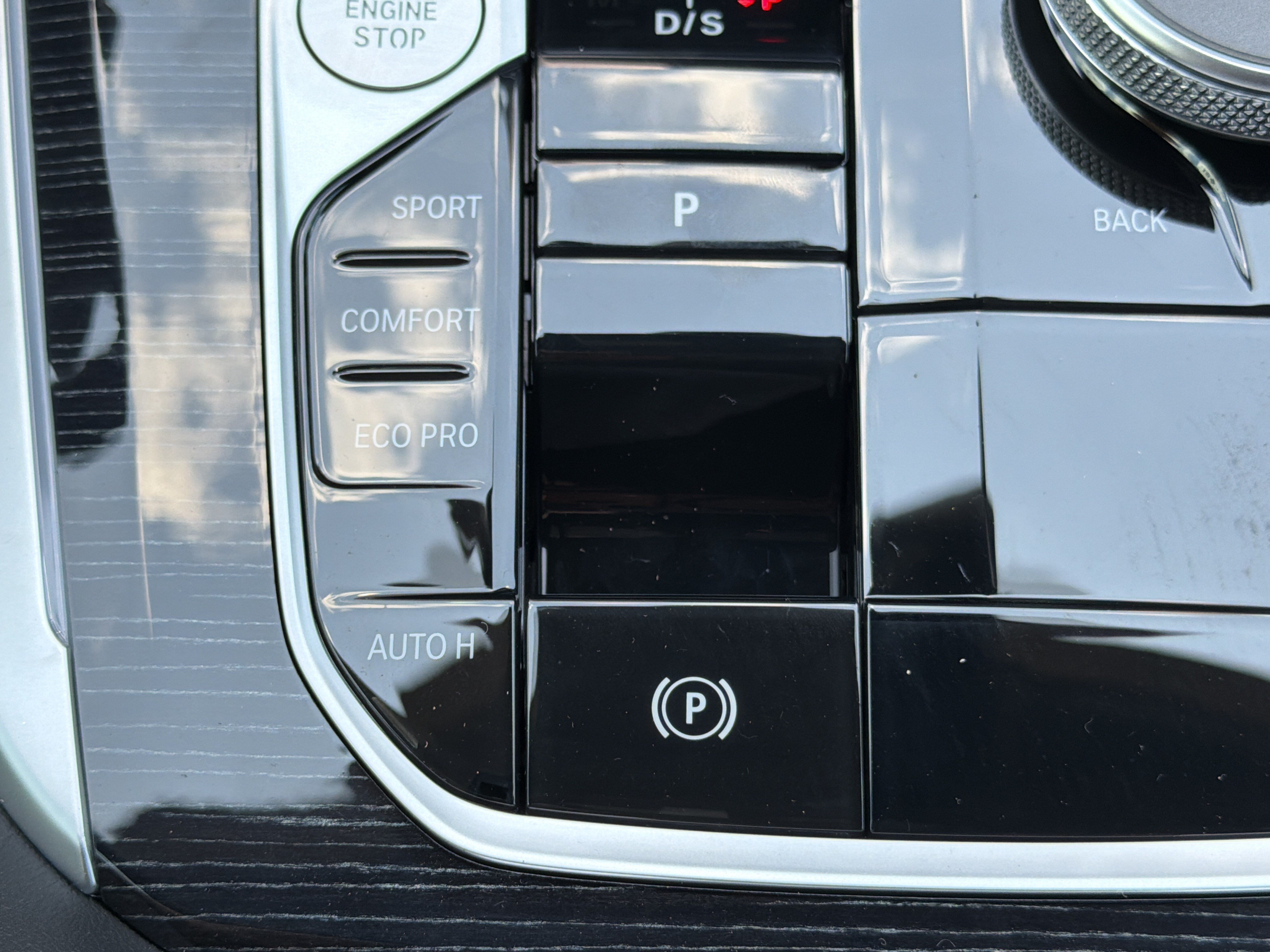 New 2026 Manhattan Green Metallic BMW sDrive40i image 9