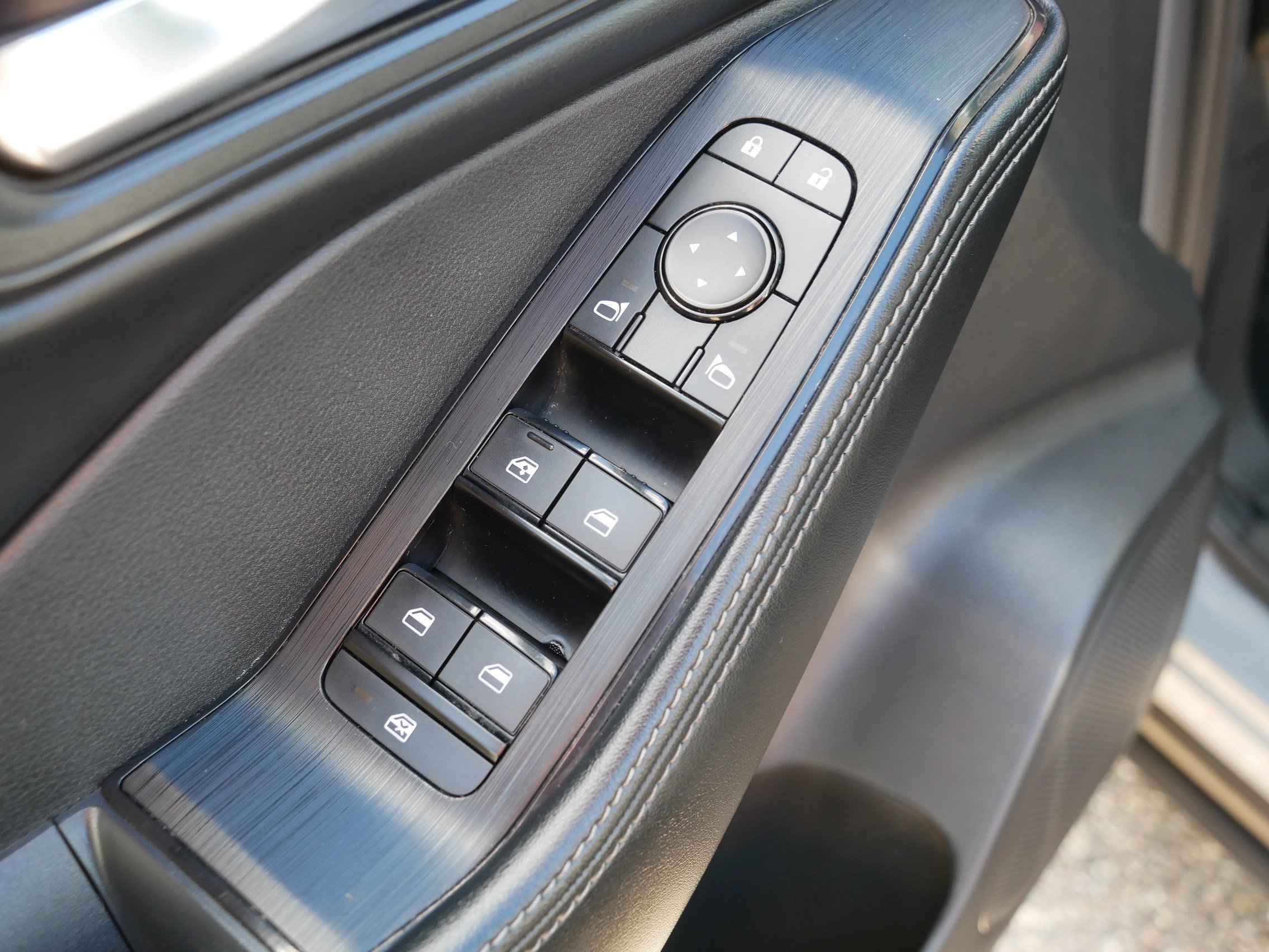 Used 2023 Boulder Gray Pearl/Super Black Nissan SV image 19