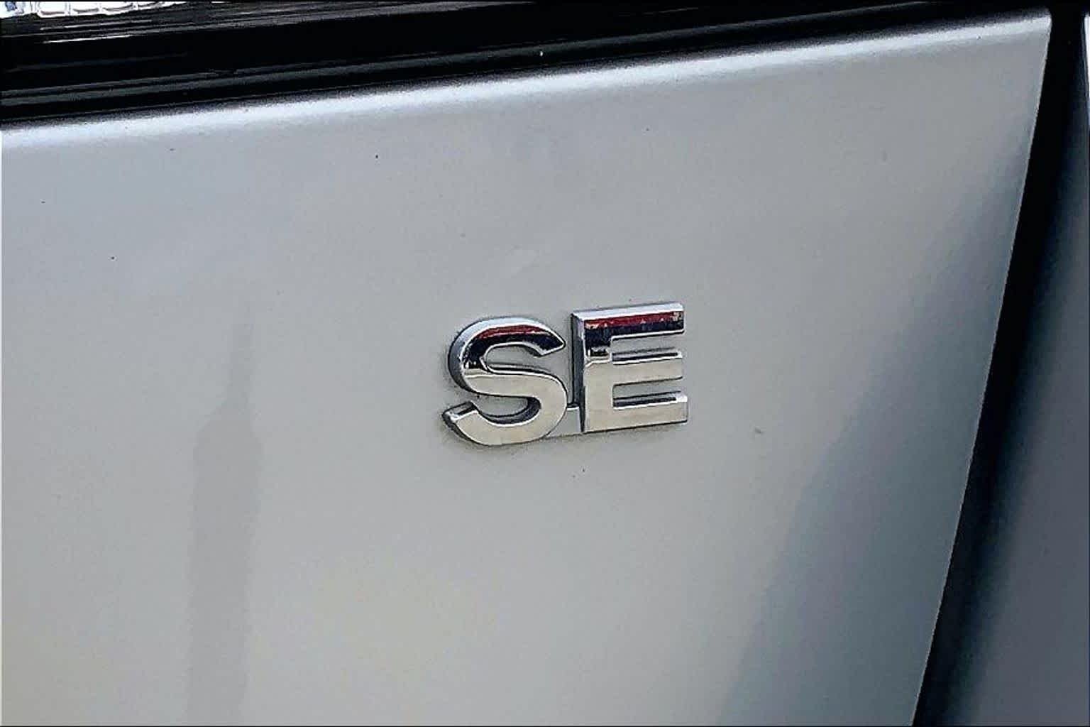 Used 2024 Alloy Silver Metallic Mitsubishi SE image 10