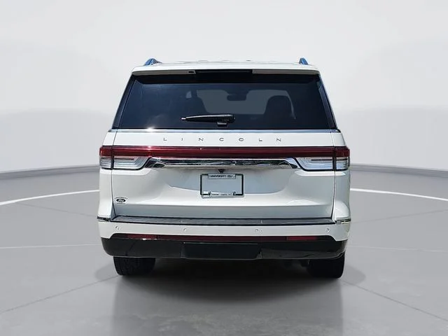 Used 2022 White Lincoln Reserve image 4