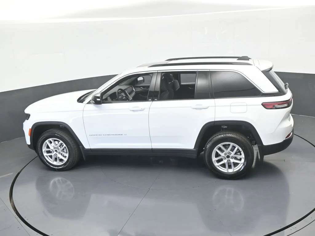 Used 2025 Bright White Clearcoat Jeep Laredo X image 43