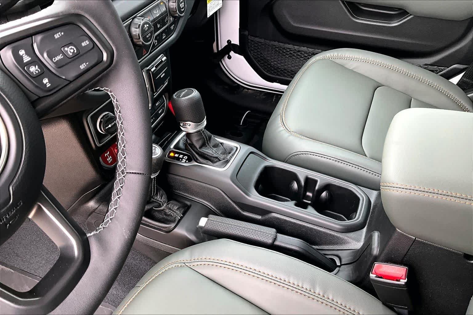 New 2026 Bright White Clear-Coat Exterior Paint Jeep Mojave X image 8