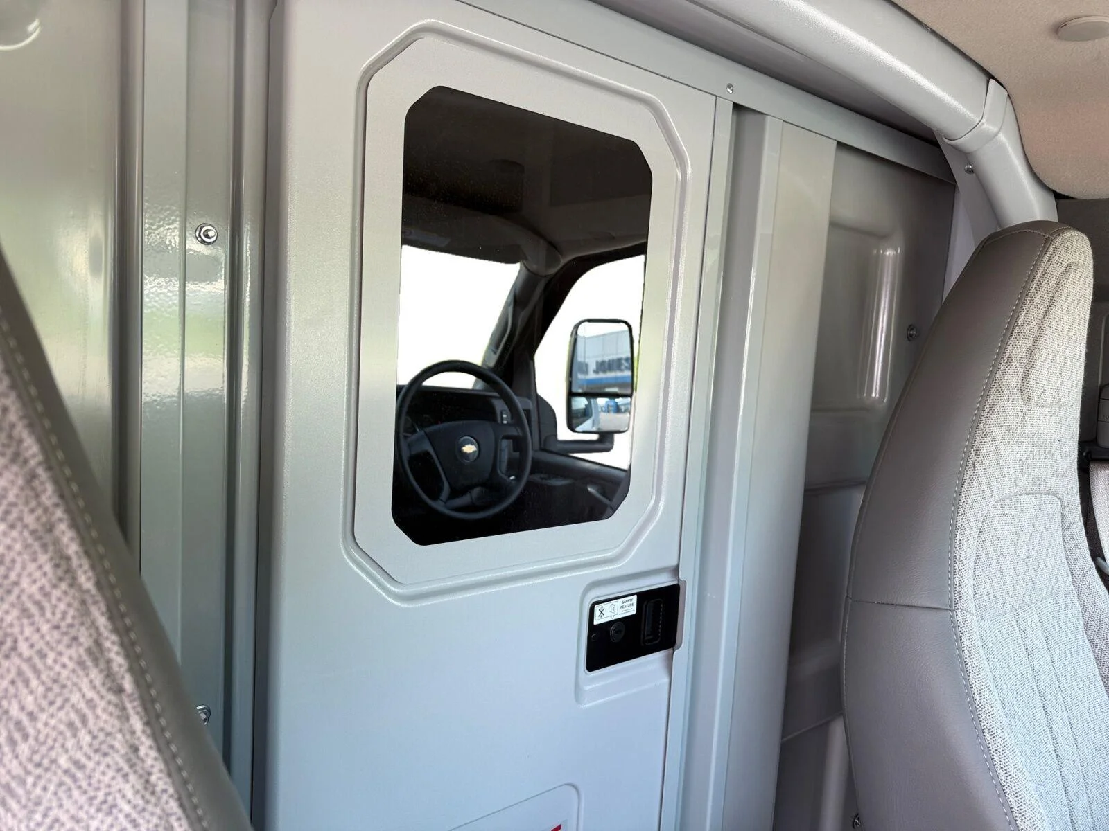 New 2026 Summit White Chevrolet 1WT image 10
