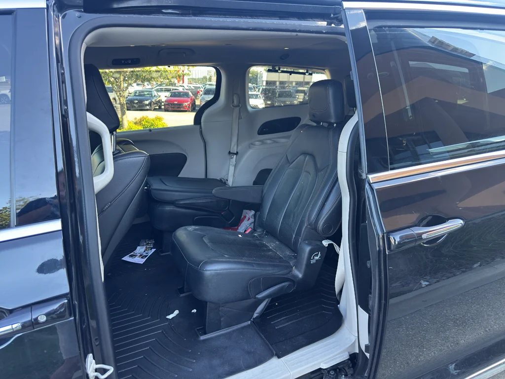 Used 2018 Brilliant Black Crystal Pearlcoat Chrysler Touring L Plus image 9