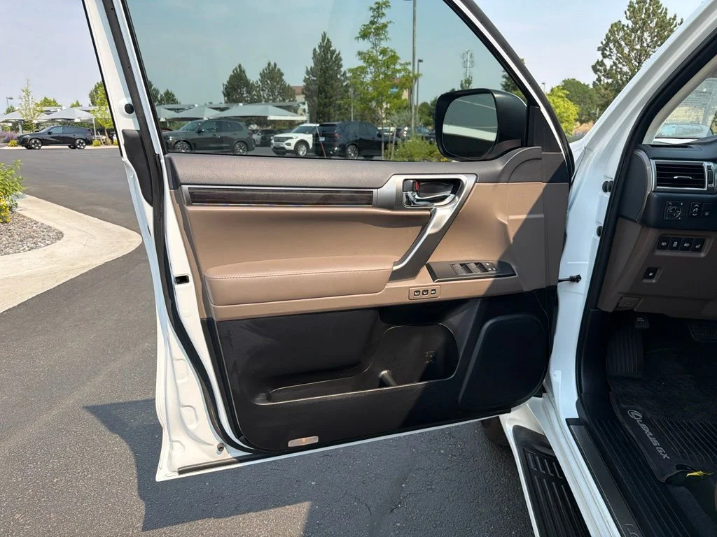 Used 2023 White Lexus 460 image 9