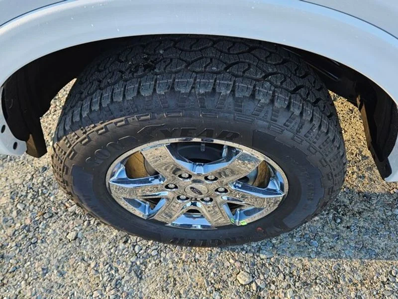 New 2025 Oxford White Ford LARIAT® image 15